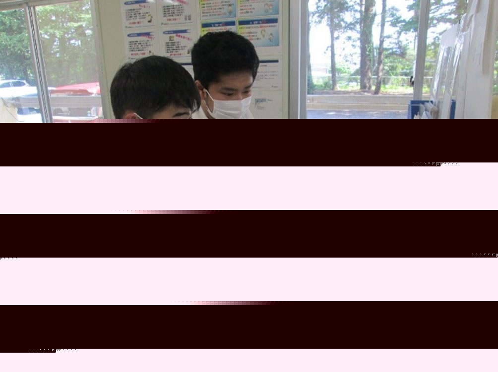 真剣な表情で名刺作成に取り組みます​​​