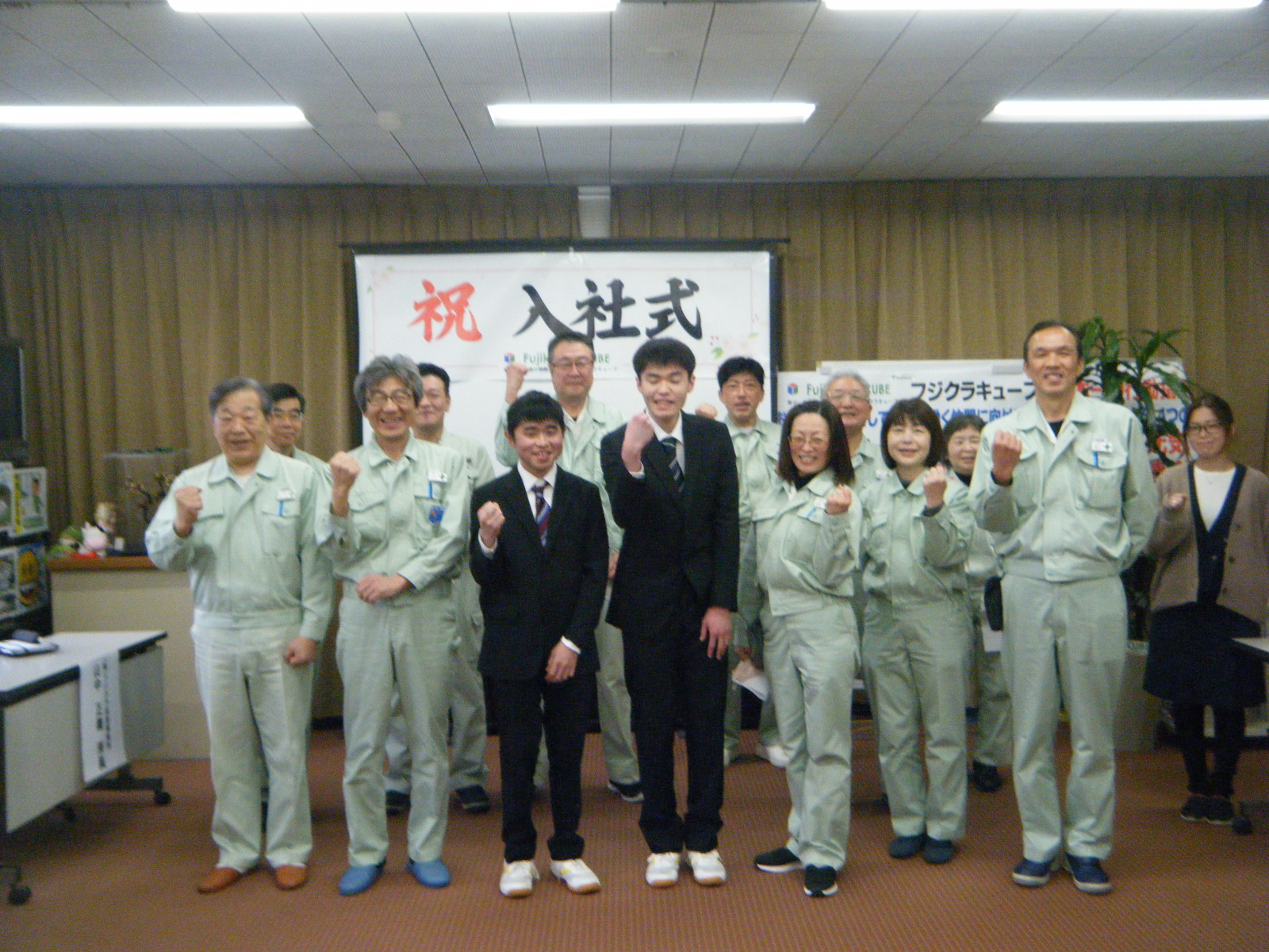 左よりFBS澤田所長、佐倉事業所山中所長、山崎さん、舘脇さん、キューブスタッフ</strong>​​