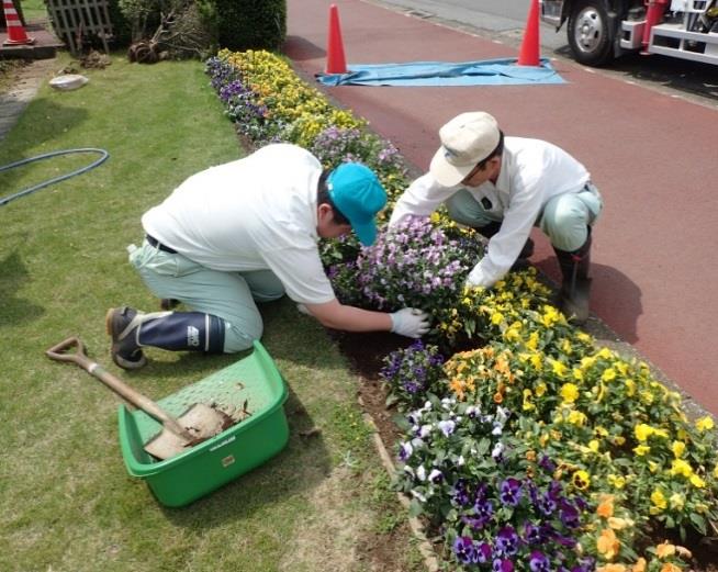 構内の緑化作業、環境保全